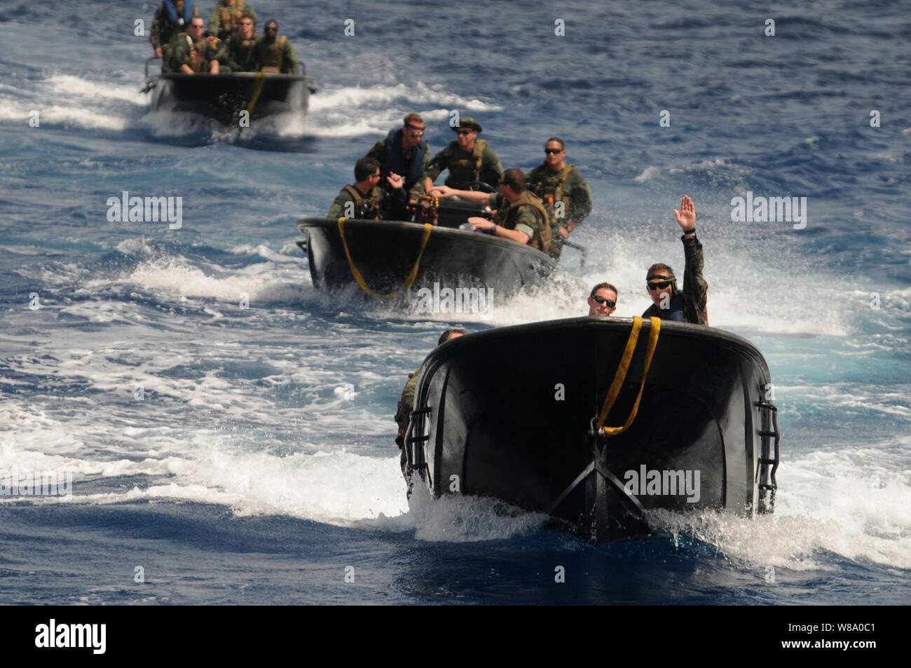 Un olandese Marine (a destra), con il Royal Netherlands Marine Corps, dirige i marinai DEGLI STATI UNITI con lo squadrone fluviale 3 durante una lungo il lato manovrare con l'olandese navi di sostegno logistico HNLMS Pelikaan (A804) nel Mare dei Caraibi a giugno 28, 2011. I marinai dal squadrone fluviale 3 erano la formazione incrociata con elementi della Royal Netherlands Marine Corps e la marina militare per tre settimane di corso di formazione progettati per familiarizzare U.S. Navy squadroni fluviale con nave olandese-to-shore le operazioni anfibie. Foto Stock