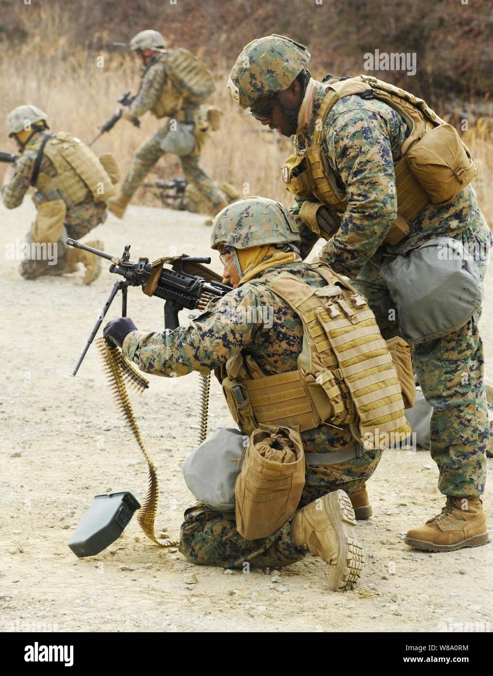 Stati Uniti Marine Corps Sgt. Wendell Claxon, assegnato a seconda del plotone, flotta antiterrorismo Security Team Azienda pacifico, incarica lancia Cpl. Rudy Pineda sul prossimo corso di incendio durante la partecipazione in un'esercitazione a fuoco a Camp Rodriguez, Corea del Sud, il 4 marzo 2012. Foto Stock