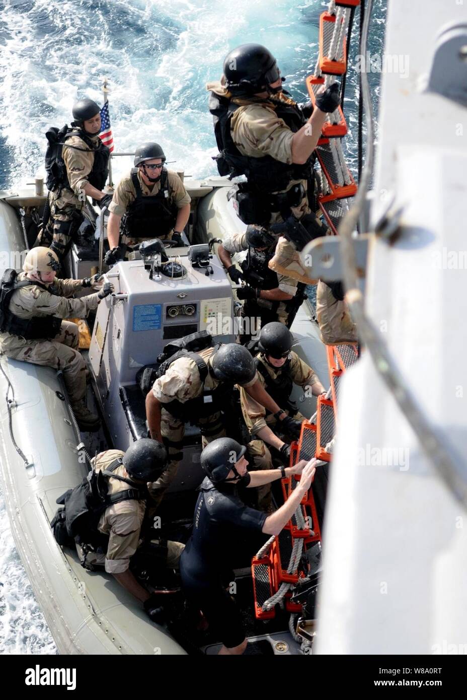 I marinai salire una scala durante la visita, la scheda, ricerca e sequestro team training a bordo guidato-missile destroyer USS Halsey (DDG 97) nel Golfo di Aden nel febbraio 25, 2012. La Halsey è l'ammiraglia per il combinato di Task Force 151, una multinazionale, basato su missioni task force sotto il lavoro combinato di forze marittime, per condurre una lotta alla pirateria operazioni nel sud del Mar Rosso e del Golfo di Aden, bacino somalo, Mar Arabico e Oceano Indiano. Foto Stock
