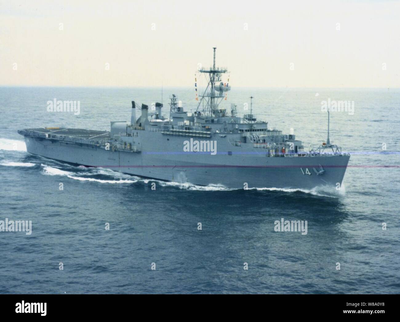 Il presidente Clinton ha ordinato il trasporto anfibio dock nave USS Trenton (LPD 14), mostrato in questo file foto, a vapore verso la costa della Liberia per facilitare l'evacuazione dei cittadini statunitensi e stranieri nota come operazione garantita risposta. Unire i Trenton sarà l'assalto anfibio nave USS Guam (LPH 9), e il dock landing ship USS Portland (LSD 37). Tutte e tre le navi sono progettati per supportare le operazioni anfibie via elicotteri o landing craft. Il Guam porta un complemento di U.S. Marine Corps CH-53 Sea Stallion e CH-46 Sea Knight elicotteri. Foto Stock
