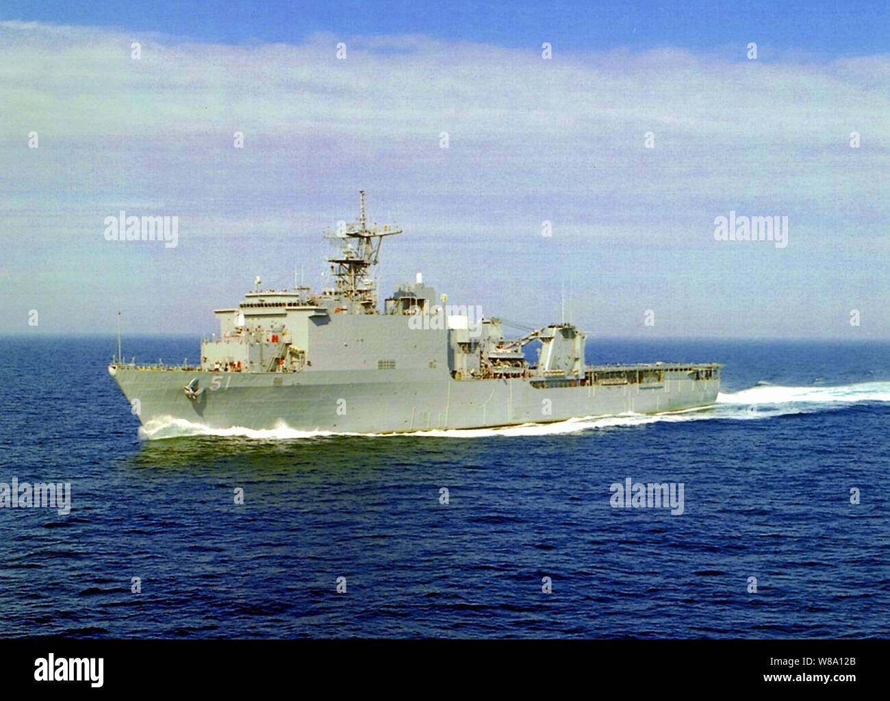 Il dock di anfibio sbarco nave USS Oak Hill (LSD 51), mostrato in questo 1996 file foto, partiranno Norfolk, Virginia, oggi, in rotta verso le acque di Long Island per facilitare la ricerca e il recupero delle vittime e macerie dal volo TWA 800. L'Oak Hill servirà come un comando a galla il post e al mare a base di operazioni per il supporto della Marina sforzo. I 609 piedi di lunghezza della nave si unisce la USS afferrare e Navy diving, recupero e l'eliminazione degli ordigni esplosivi unità, già sul sito o en route. Commissionata nel giugno 1996, l'Oak Hill è un multi-purpose nave anfibio che è in grado di supportare operazioni di barca f Foto Stock