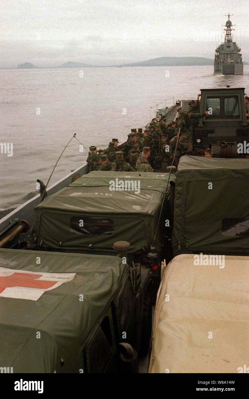 Un U.S. Navy landing craft caricato con veicoli per uso medico e materiali di consumo per una simulazione di Disaster Relief esercizio segue un russo Ropuchhka II Amphibious Assault nave su 14 Agosto 1996, durante la fase di esercizio la cooperazione dal mare '96, vicino a Vladivostok, Russia. Stati Uniti Navy e Marine Corps unità della 7a flotta e Federazione russa le unità della Marina sono in conduzione l'esercizio vicino al porto della città di Vladivostok. Lo scopo di questo esercizio è quello di migliorare l'interoperabilità con forze militari russe nella conduzione di soccorso in caso di catastrofe e missioni umanitarie. Scambi di personale e di formazione promuoverà coope Foto Stock