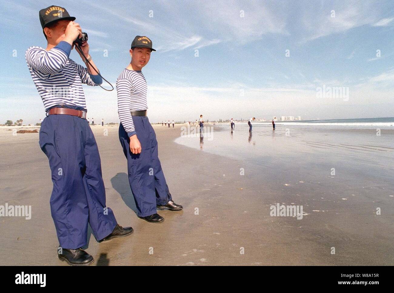 I marinai sulla libertà dalla Repubblica popolare di Cina distruttore di Harbin (DD 112) Godetevi la vista dalla spiaggia alla Naval Air Station North Island a San Diego in California, il 21 marzo 1997. La Harbin e due altri Repubblica Popolare Cinese le navi sono in visita a La California del sud per la seconda parte di una visita di buona volontà fra gli Stati Uniti e il cinese marine militari. Le navi hanno visitato Hawaii sul loro modo di San Diego. Gli Stati Uniti e la Repubblica popolare di Cina marine sono i due più grandi flotte nella regione Asia-Pacifico. Interazione tra le due marine militari aumenta la comprensione e fiducia reciproca. D Foto Stock
