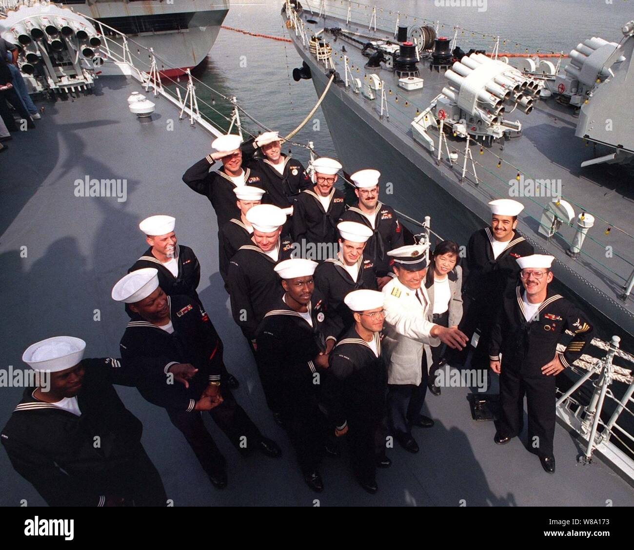 I marinai americani tour ponti della Repubblica popolare di Cina distruttore di Harbin (DDG 112) mentre la nave è ormeggiata al Naval Air Station North Island, San Diego, il 22 marzo 1997, per una prima visita in assoluto di Repubblica Popolare Cinese navi della marina militare con la terraferma U.S. Harbin e due altri Repubblica Popolare Cinese le navi sono in visita a La California del sud per la seconda parte di una visita di buona volontà fra gli Stati Uniti e il cinese marine militari. Le navi hanno visitato Hawaii sul loro modo di San Diego. Gli Stati Uniti e la Repubblica popolare di Cina marine sono i due più grandi flotte nella regione Asia-Pacifico. Interac Foto Stock
