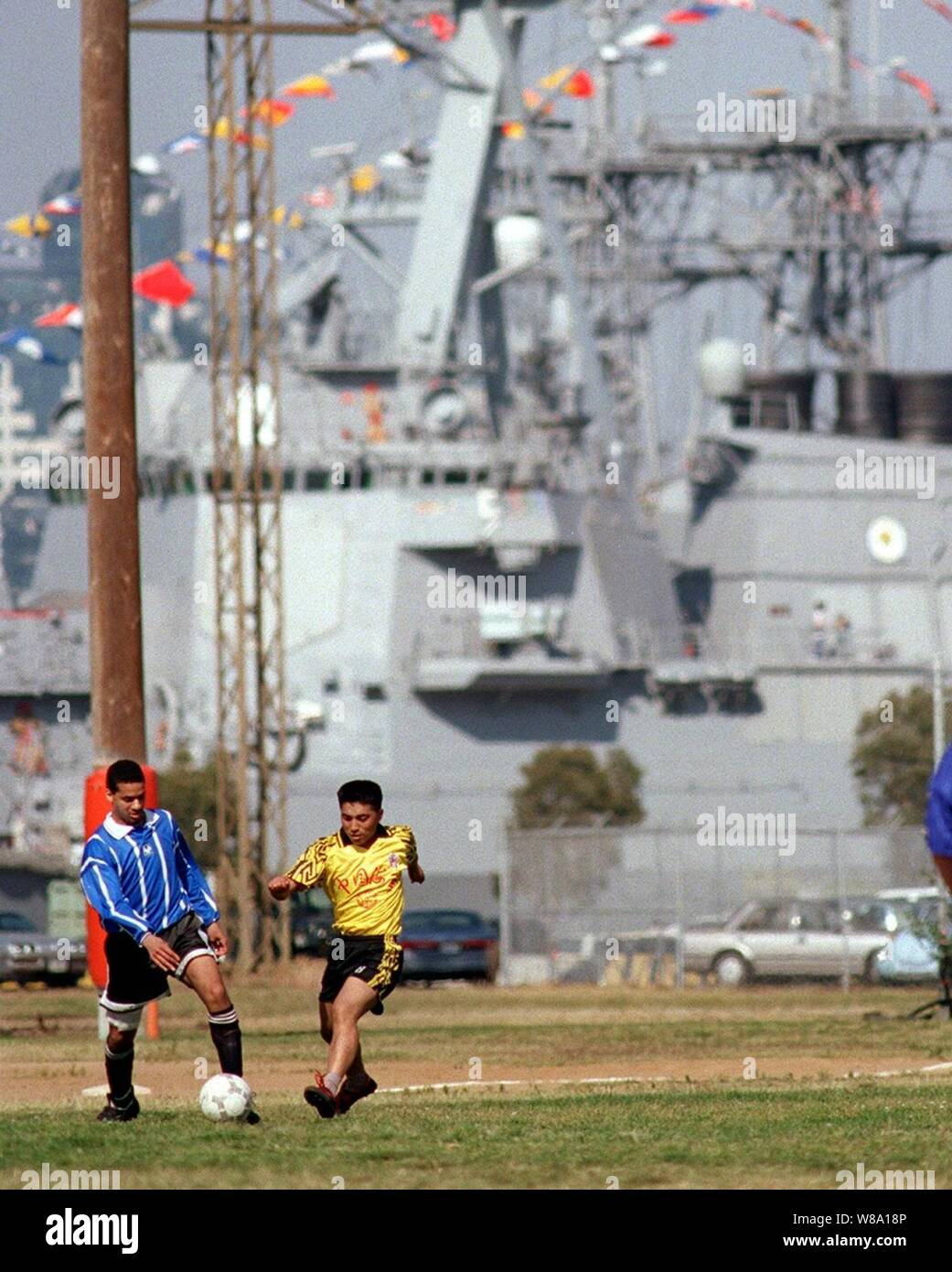 Una repubblica popolare cinese velista e U.S. Navy sailor quadrato fuori durante una partita amichevole di calcio a Naval Air Station North Island a San Diego in California, il 22 marzo 1997. Tre Repubblica Popolare Cinese navi della marina militare sono a San Diego per una prima visita al continente usa come la seconda parte di una visita di buona volontà fra gli Stati Uniti e il cinese marine militari. Le navi hanno visitato Hawaii sul loro modo di San Diego. Gli Stati Uniti e la Repubblica popolare di Cina marine sono i due più grandi flotte nella regione Asia-Pacifico. Interazione tra le due marine militari aumenta la comprensione reciproca e confidenc Foto Stock