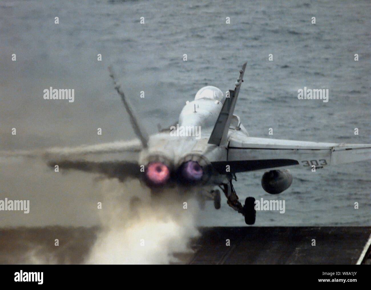 La postcombustione di un F/A-18 Hornet glow come il velivolo viene catapultato dal ponte di volo della portaerei USS Indipendenza (CV 62) mentre la nave opera nel Golfo Persico su 11 Febbraio, 1998. Indipendenza e la sua avviato Carrier aria Wing 5 sono in stazione nel Golfo Persico a sostegno del funzionamento orologio meridionale che sono gli Stati Uniti e le forze della coalizione esecuzione della no-fly zone su Iraq meridionale. Foto Stock