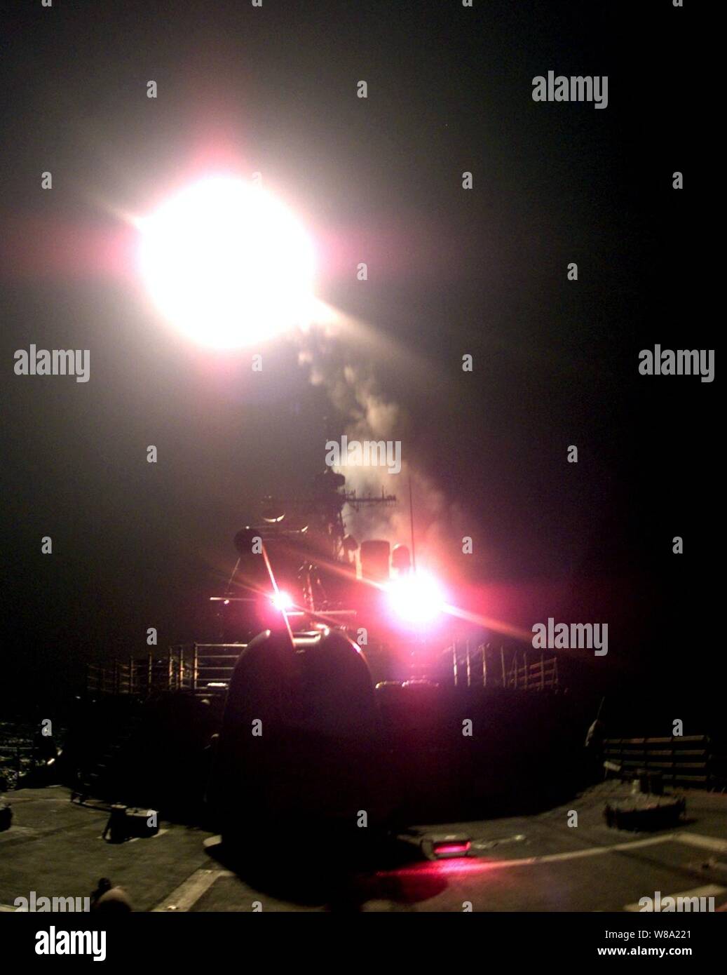 Una crociera Tomahawk missile lancia dalla prua della USS Mare delle Filippine (CG 58) intitolato per un target in Kosovo il 25 marzo 1999. Gli Stati Uniti Navy cruiser è operativo nel mare Adriatico a sostegno della NATO Operazione Allied Force. Foto Stock