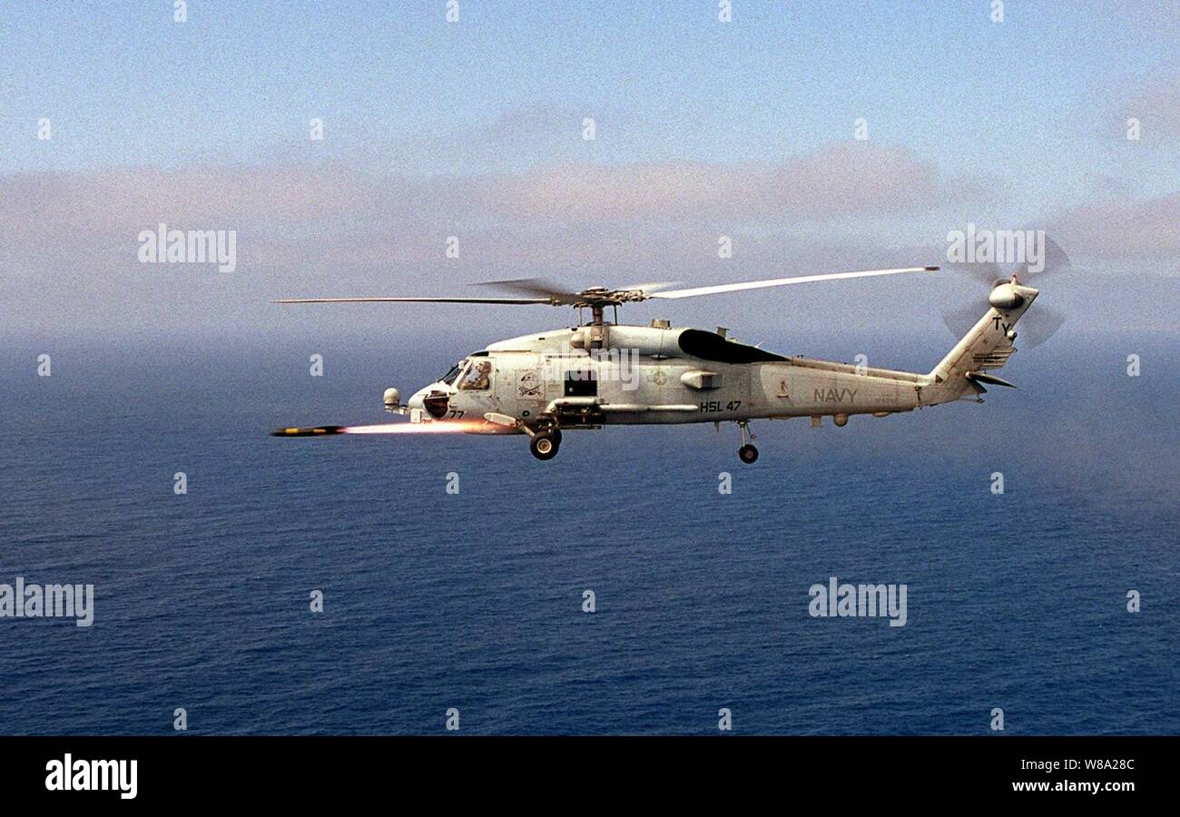 Un AGM-114B Hellfire missile ruggisce off the rails di U.S. Navy SH-60 Seahawk elicottero verso un laser indicato bersaglio di superficie durante il corso di formazione al largo della costa della isola di San Clemente, California, su agosto 25, 1999. Il Seahawk è attaccato all'elicottero leggero Anti-Submarine Squadron 47 alla Naval Air Station North Island, San Diego, California Foto Stock