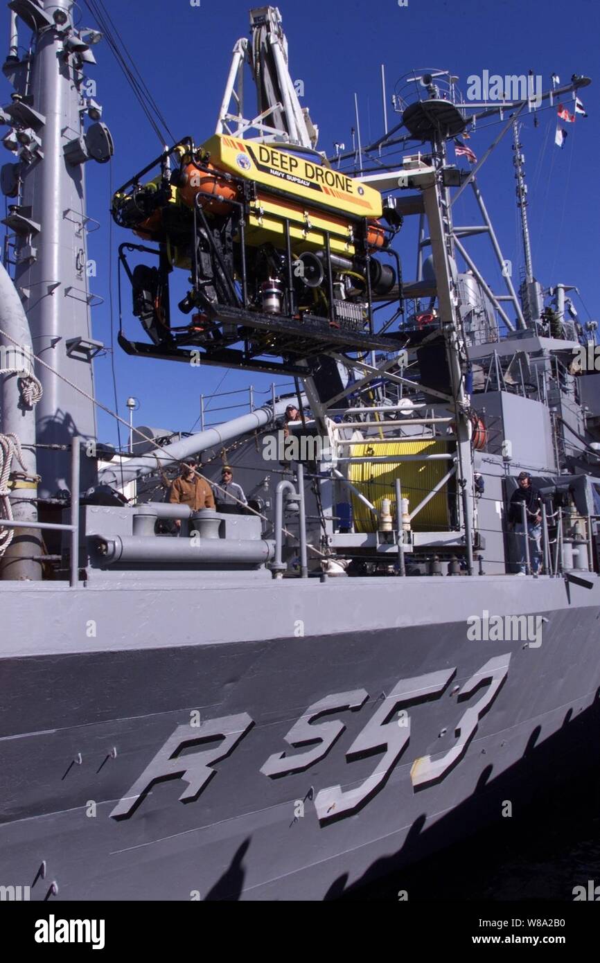 Rew membri della USS la benna mordente (ARS 53) inferiore profonda immersione Drone sommersi in acqua a stazione navale Newport, R.I., su nov. 4, 1999, per un controllo ad umido in preparazione per il volo EgyptAir 990 operazioni di recupero al largo della costa di Nantucket, messa. Ausiliari di salvataggio della nave di salvataggio è stato coinvolto nella ricerca e recupero di volo TWA 800. Foto Stock
