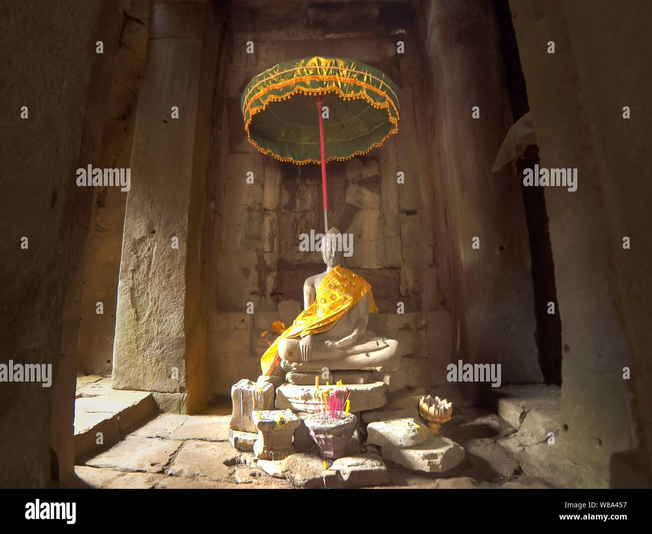 Ultra wide shot di una statua di Buddha nel tempio Bayon Foto Stock