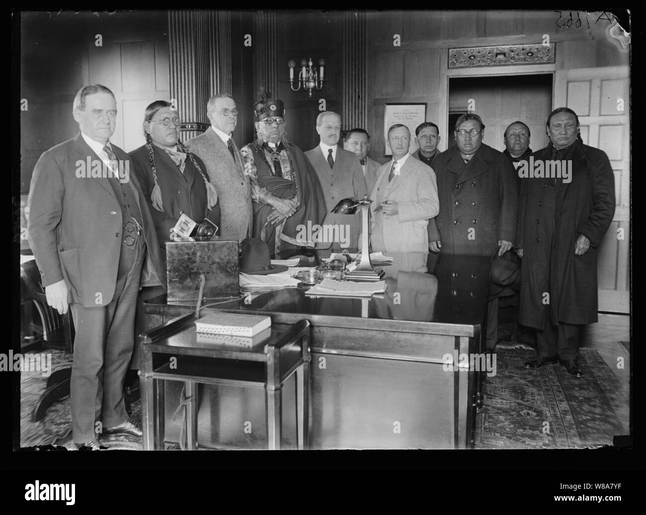 La composizione della delegazione del Consiglio dell'Osage tribù indiana di Oklahoma in Washington a conferire con Secy. Il lavoro e il Commissario per gli affari indiani ha Burke a prendere la questione di olio di leasing Foto Stock