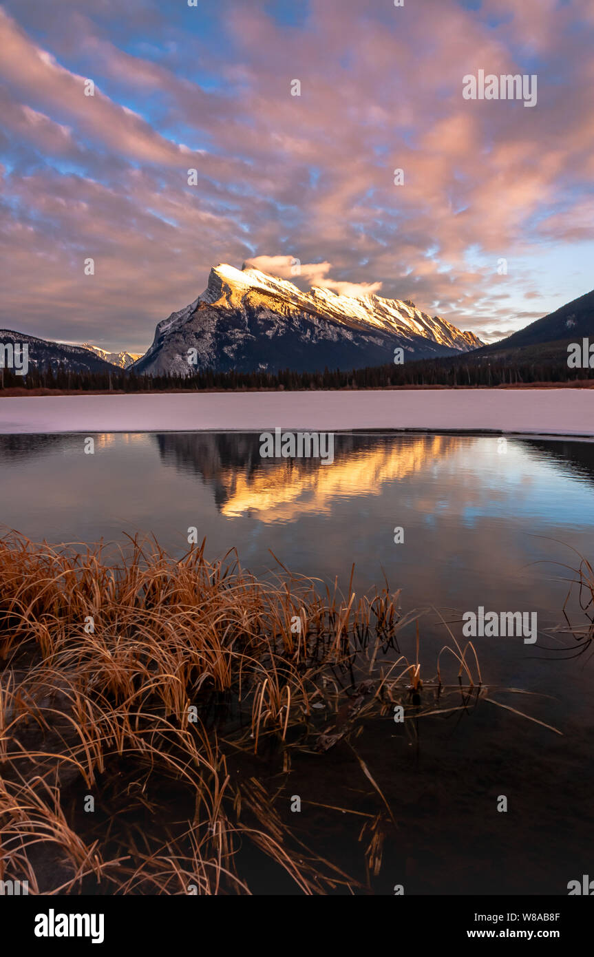 Rundle Mountain riflette nei laghi Vermillion nel Parco Nazionale di Banff Foto Stock