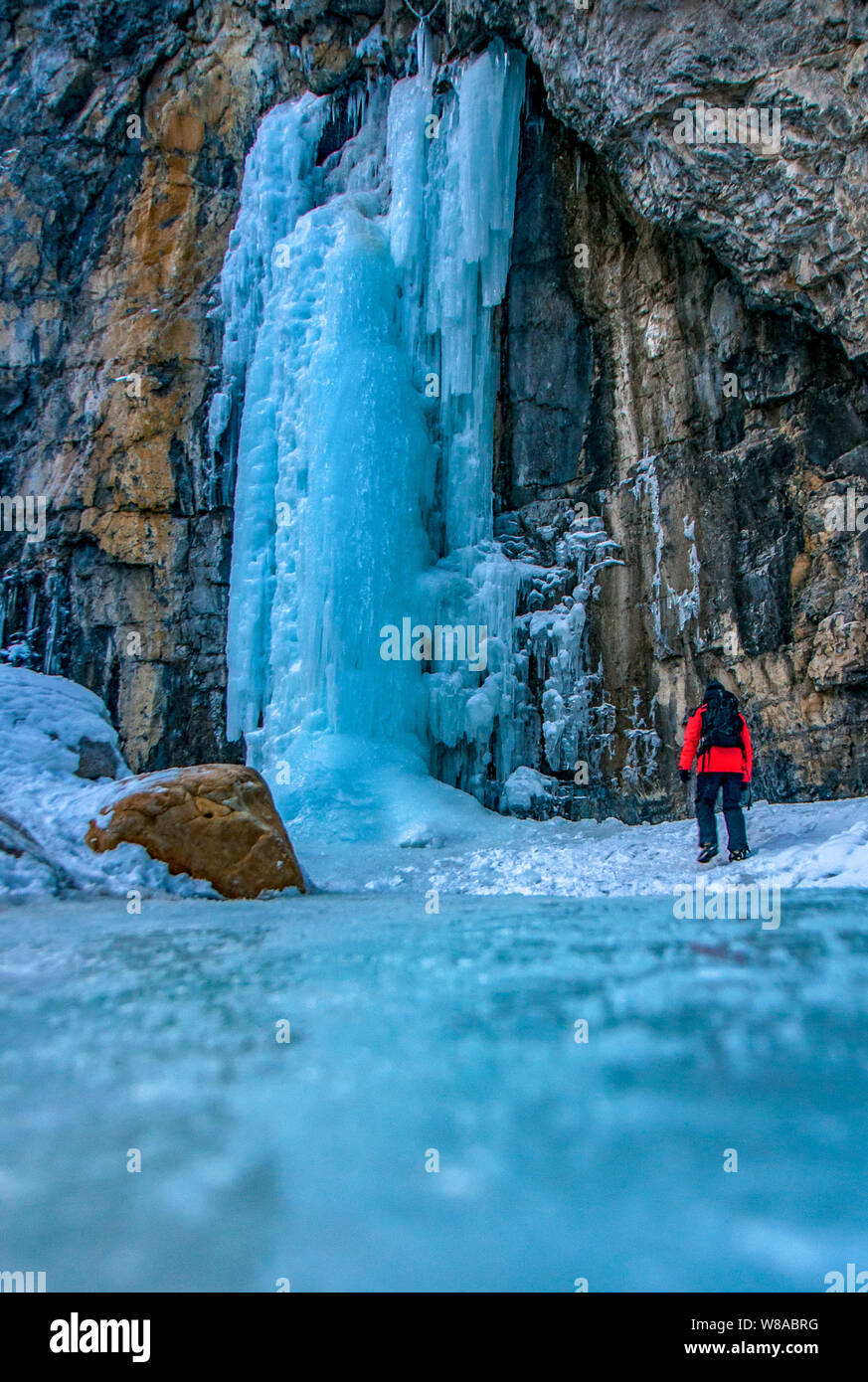 Esplora una cascata ghiacciata nella Kananaskis Country dell'Alberta Foto Stock