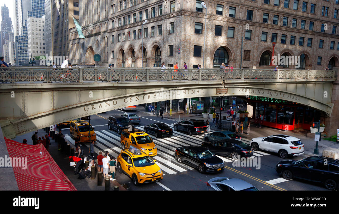 Persone e ciclisti sul Viadotto Park Avenue sul Grand Central Terminal a Midtown Manhattan, New York City. Foto Stock