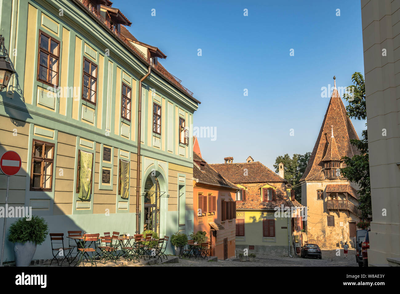 Gli edifici colorati nel centro medievale della città vecchia Sighisoara Romania. Foto Stock