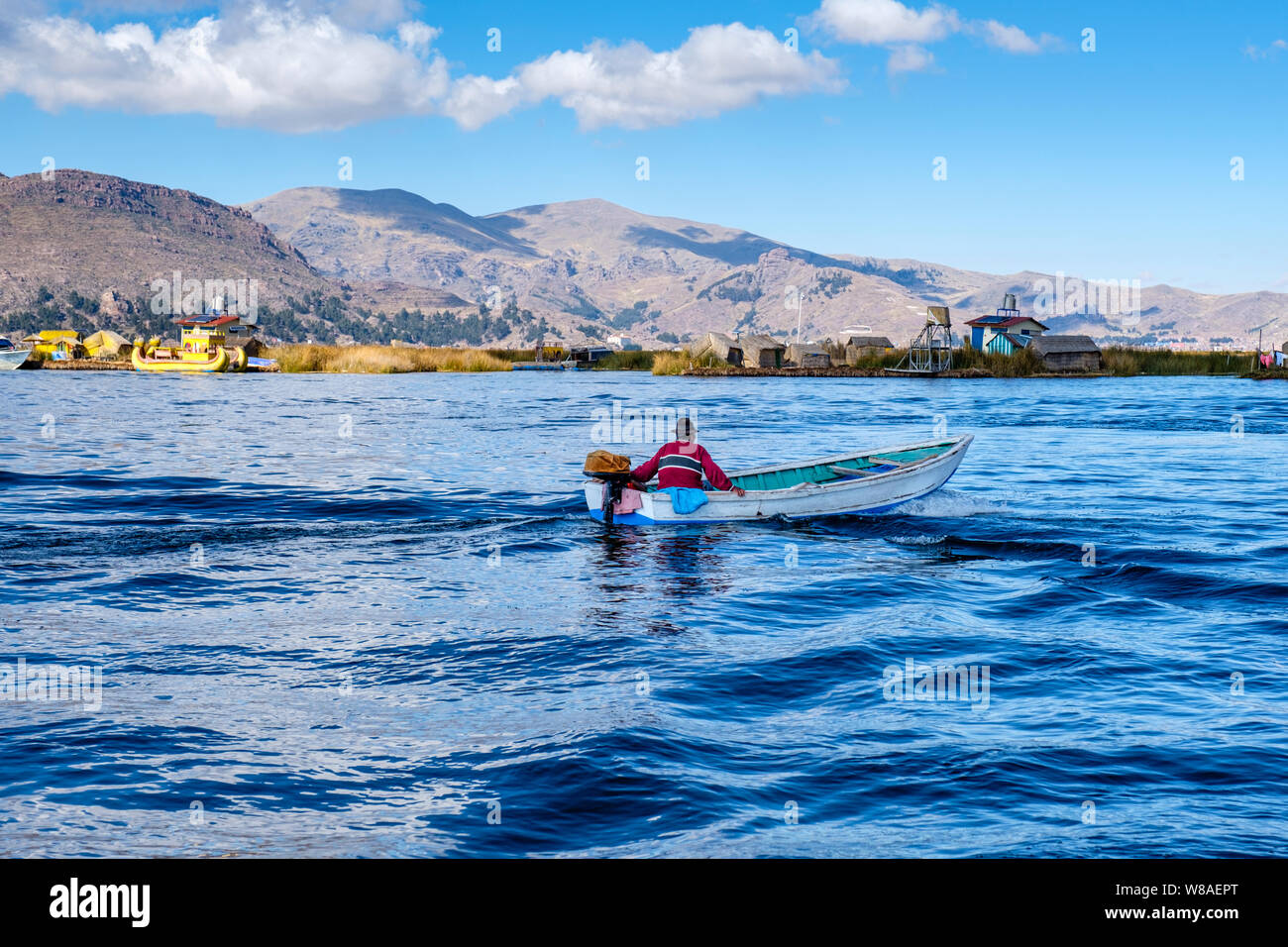 Il lago Titicaca barca, Fisherman attraversando il lago Titicaca sulla barca di alluminio, Isole Uros, Puno, Perù Foto Stock