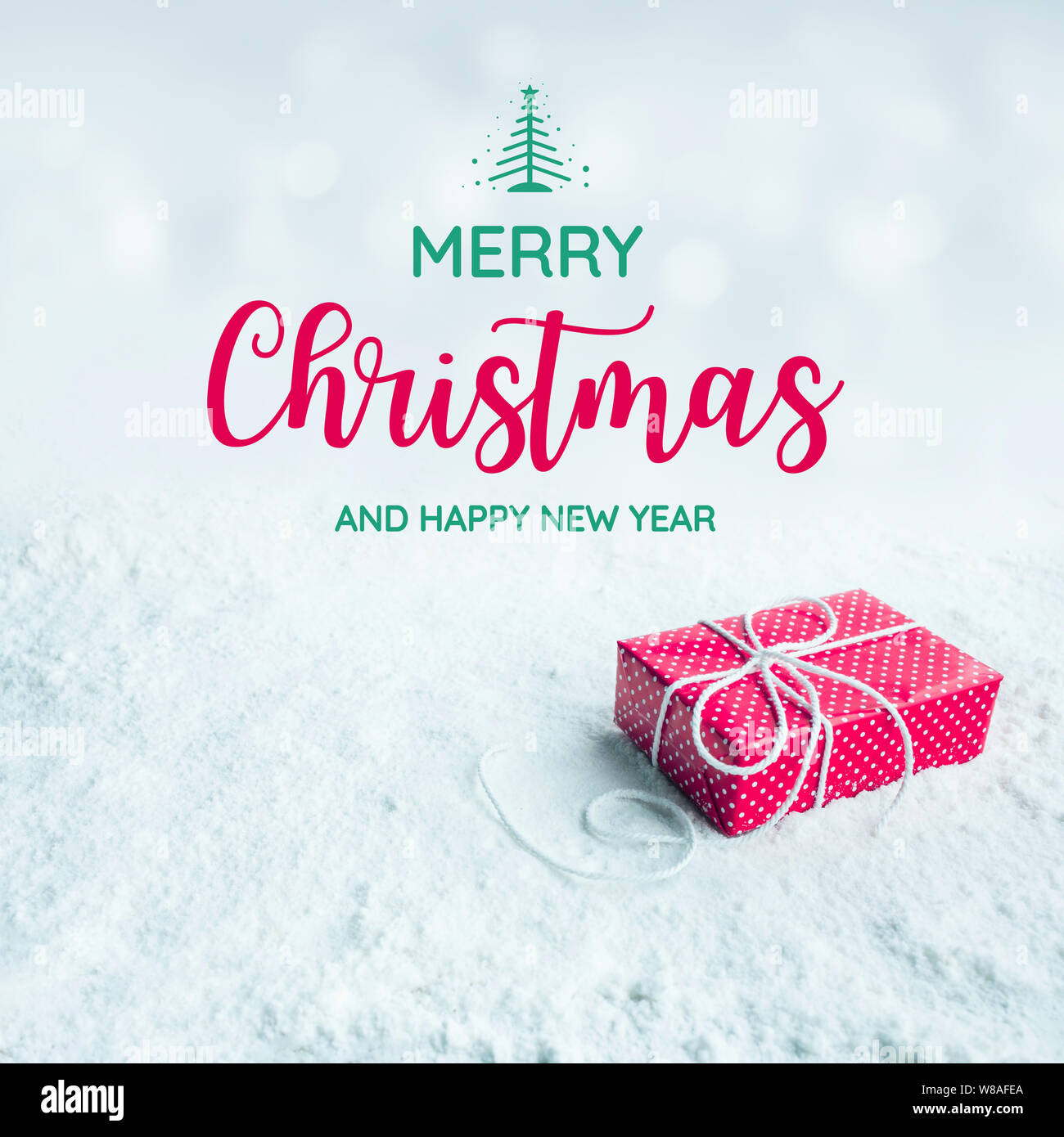 Buon Natale e felice anno nuovo testo con confezione regalo,presente sulla neve sfondo.Per festival e celebrazione dei concetti idee.vista superiore Foto Stock
