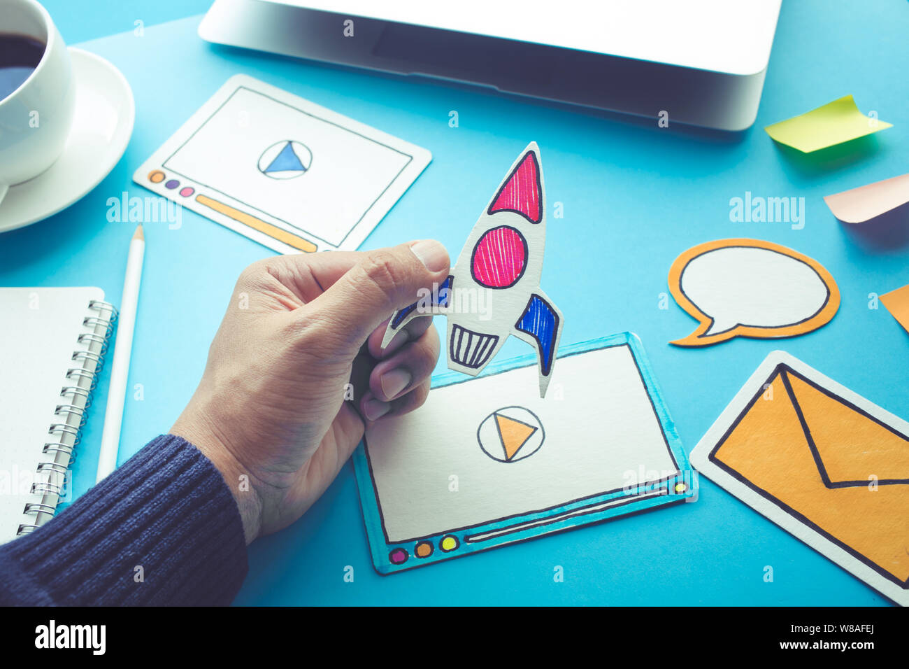 Avviare concetti con rucola in mano maschio sulla scrivania.Investmet,successo idee Foto Stock