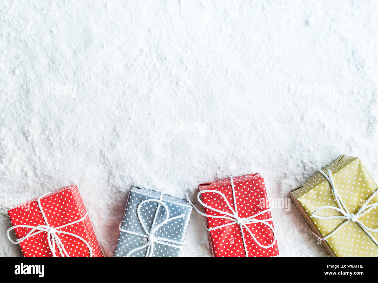 Confezione regalo,presente sulla neve sfondo.Per i concetti di Natale o Capodanno,celebrazione idee.vista superiore Foto Stock