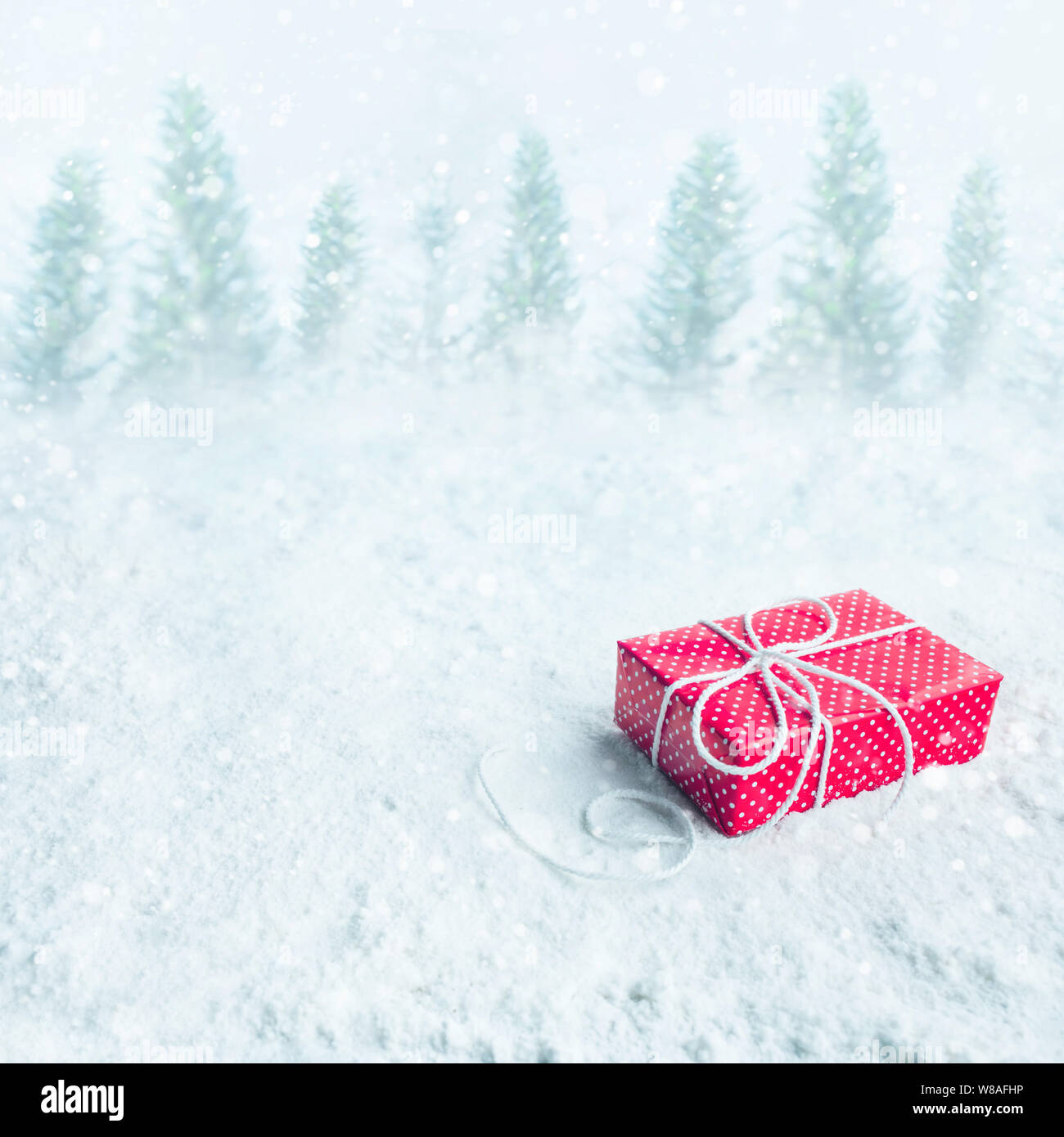 Confezione regalo,presente sulla neve sfondo.Per i concetti di Natale o Capodanno,celebrazione idee.vista superiore Foto Stock