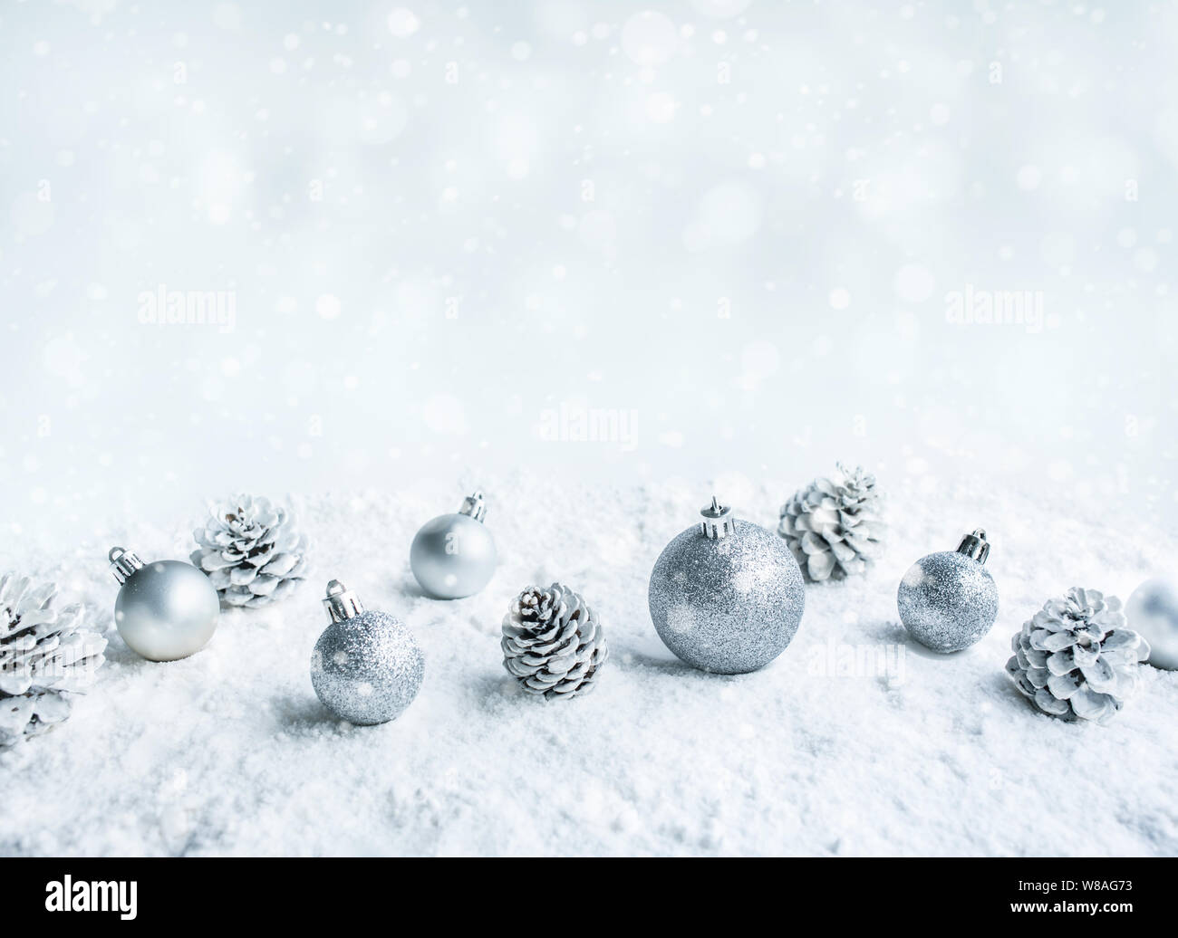 Pallina di natale (ornamento) sulla neve sfondo.Per i concetti di Natale o Capodanno,celebrazione idee.spazio di copia Foto Stock