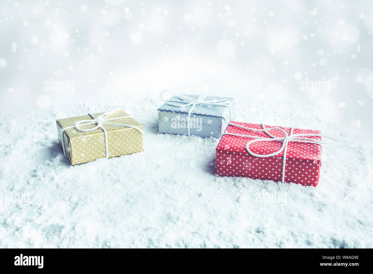 Regalo di natale Scatola,presente sulla neve sfondo.Per i concetti di Natale o Capodanno,celebrazione idee.vista superiore Foto Stock