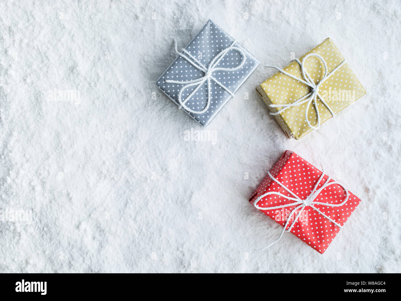 Regalo di natale Scatola,presente sulla neve sfondo.Per i concetti di Natale o Capodanno,celebrazione idee.vista superiore Foto Stock