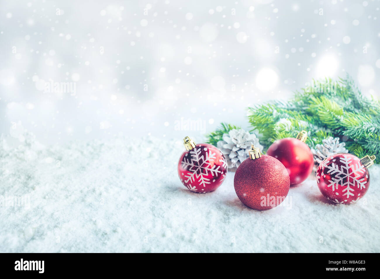 Pallina di natale (ornamento) sulla neve sfondo.Per i concetti di Natale o Capodanno,celebrazione idee.spazio di copia Foto Stock