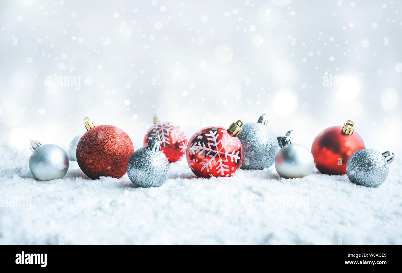 Pallina di natale (ornamento) sulla neve sfondo.Per i concetti di Natale o Capodanno,celebrazione idee.spazio di copia Foto Stock