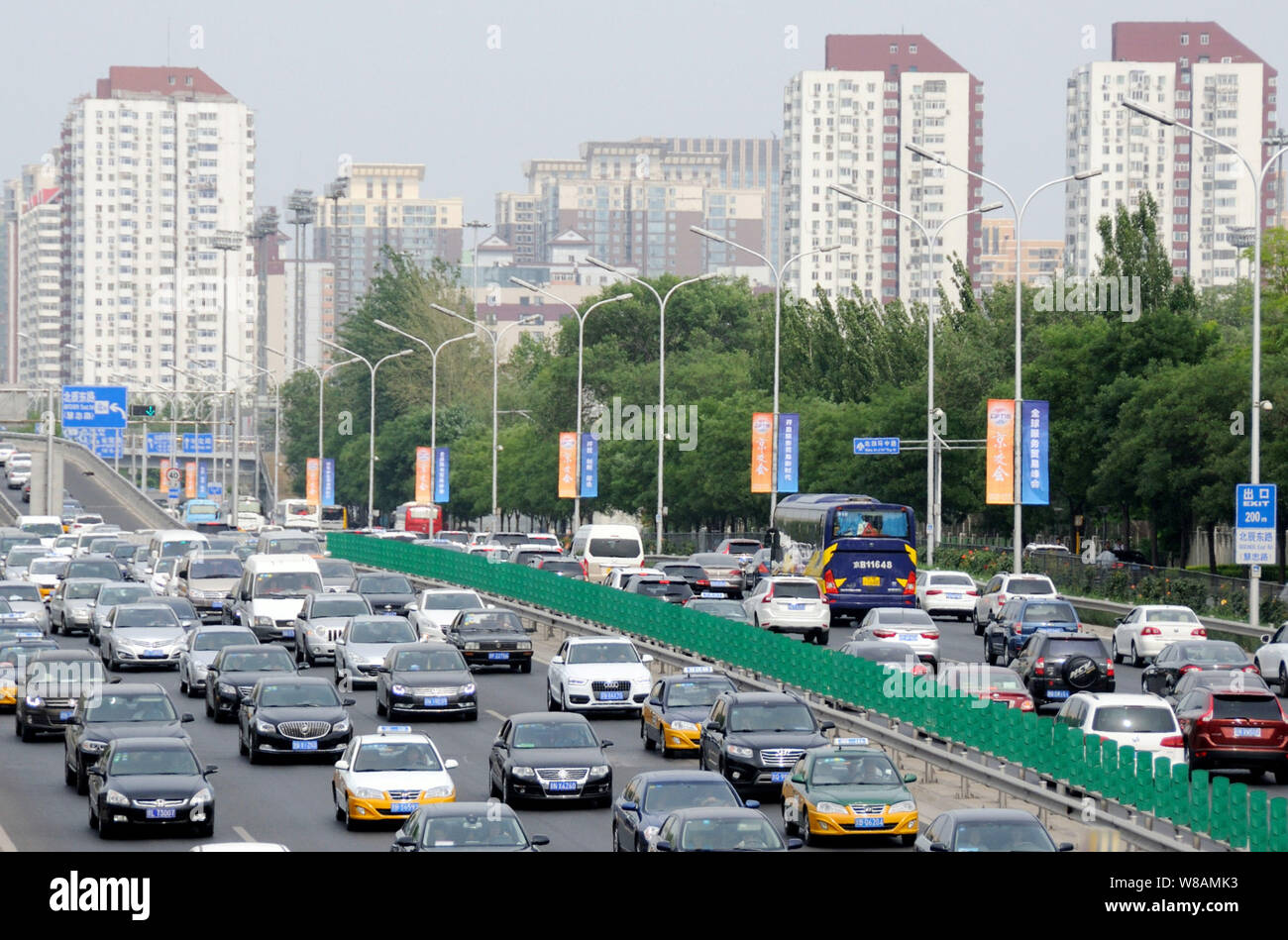 --FILE--le masse dei veicoli viaggiano su una strada a Pechino, in Cina, il 28 maggio 2016. Pechino potrebbe essere presto introdurre il tipo di oneri di congestione pratica Foto Stock