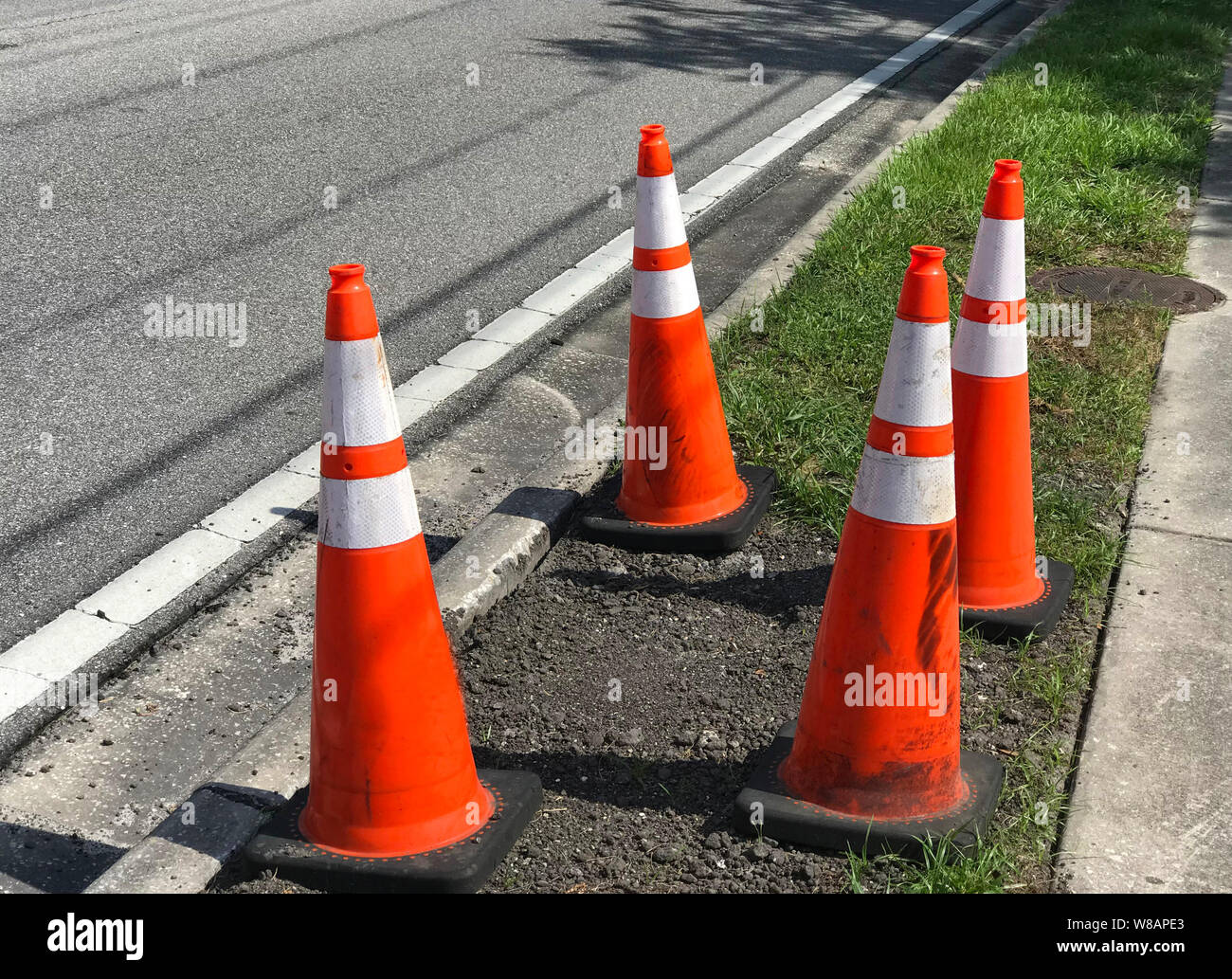 Cono stradale per lavori stradali in corso su sfondo bianco. 3d concetto di  rappresentazione del cono di avviso di manutenzione o attenzione Foto stock  - Alamy
