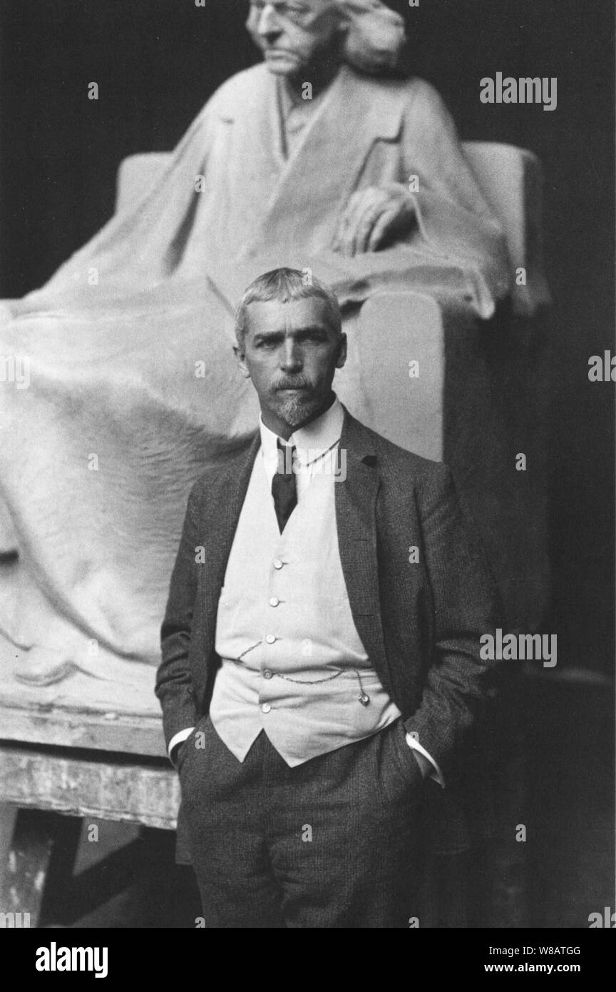 Der Bildhauer Adolf Brütt vor dem Entwurf sciabiche Denkmals für Theodor Mommsen, 1908. Foto Stock