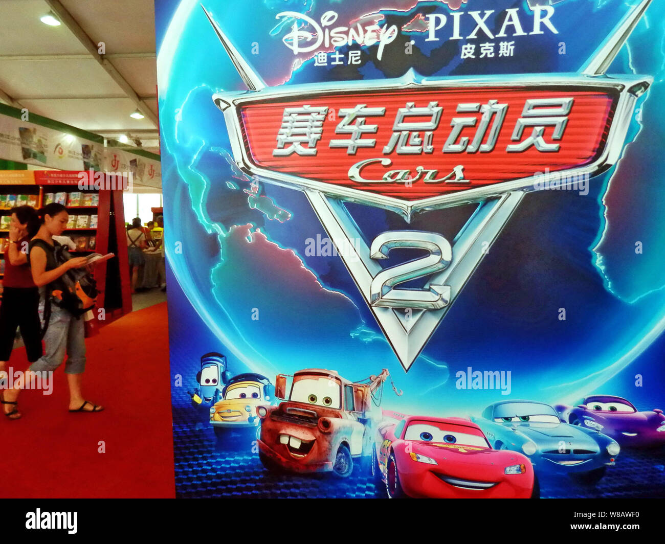 FILE--le persone a piedi passato un poster di Pixar film "Cars 2' di Disney