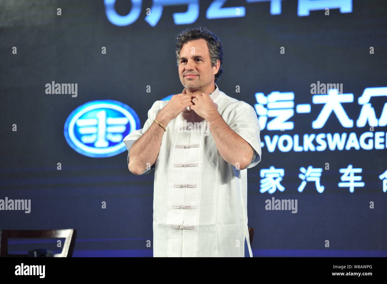 Attore americano Mark Ruffalo pone alla conferenza stampa per la premiere del suo film "Ora mi vedi 2' a Pechino in Cina, 20 giugno 2016. Foto Stock