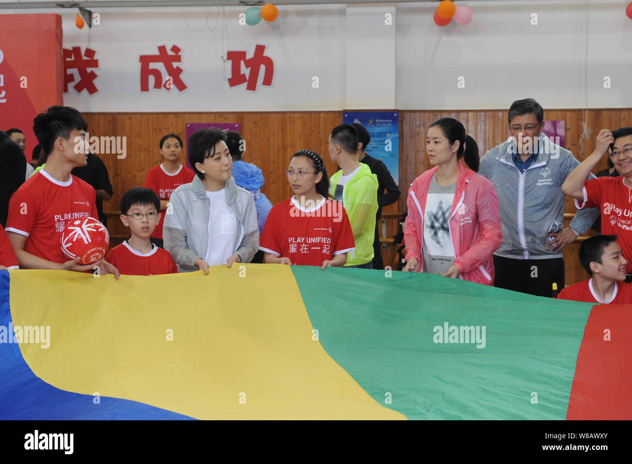 Gravidanza cinese ritirato la stella del tennis Li Na, terza a destra e imprenditrice cinese e TV hostess Yang Lan, la terza a sinistra, co-fondatore e presidente di S Foto Stock