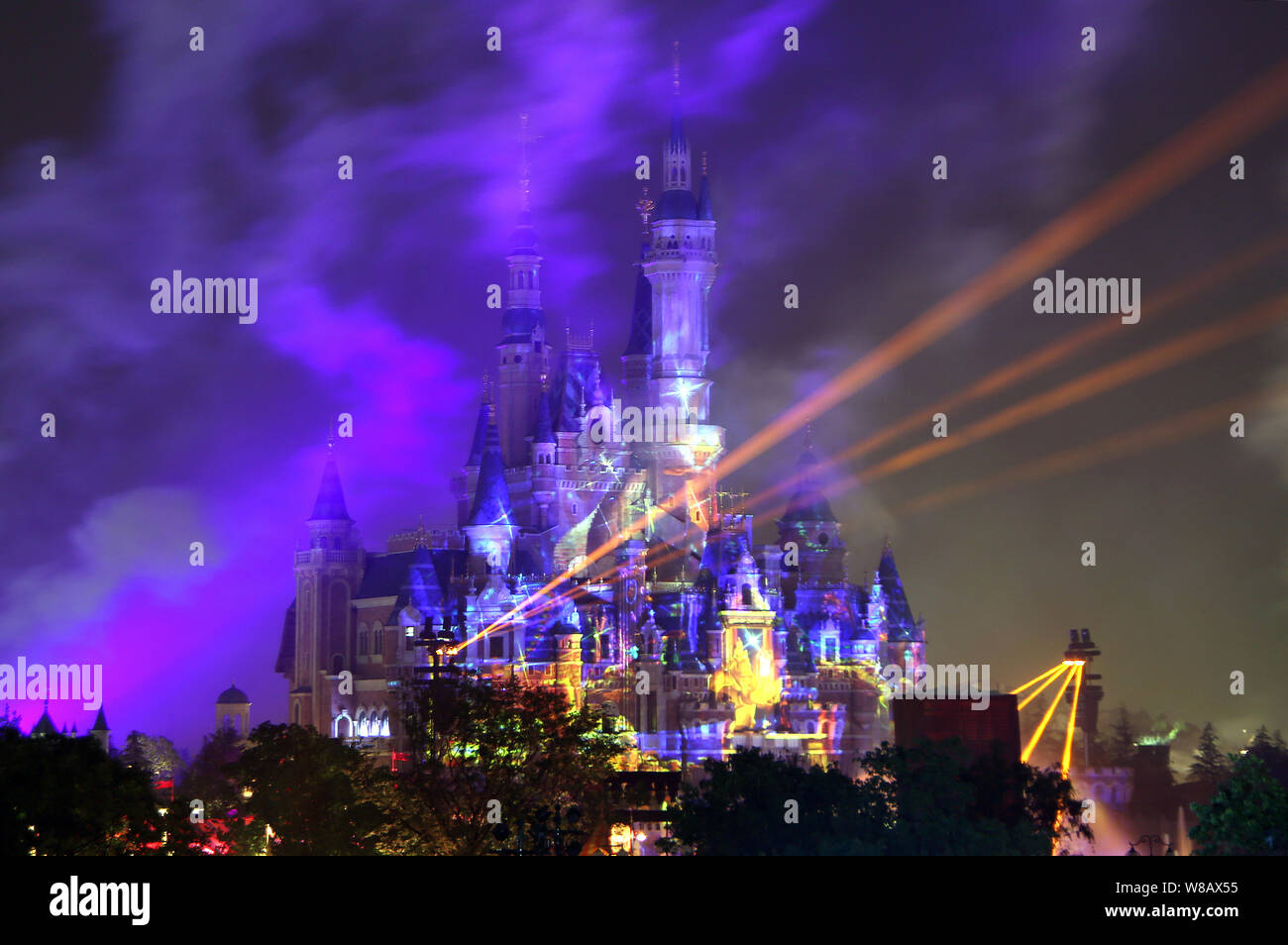 Vista del castello illuminato in Shanghai Disneyland a Shanghai la Disney Resort per celebrare la Giornata dei bambini al calar della sera a Pudong, Shangh Foto Stock