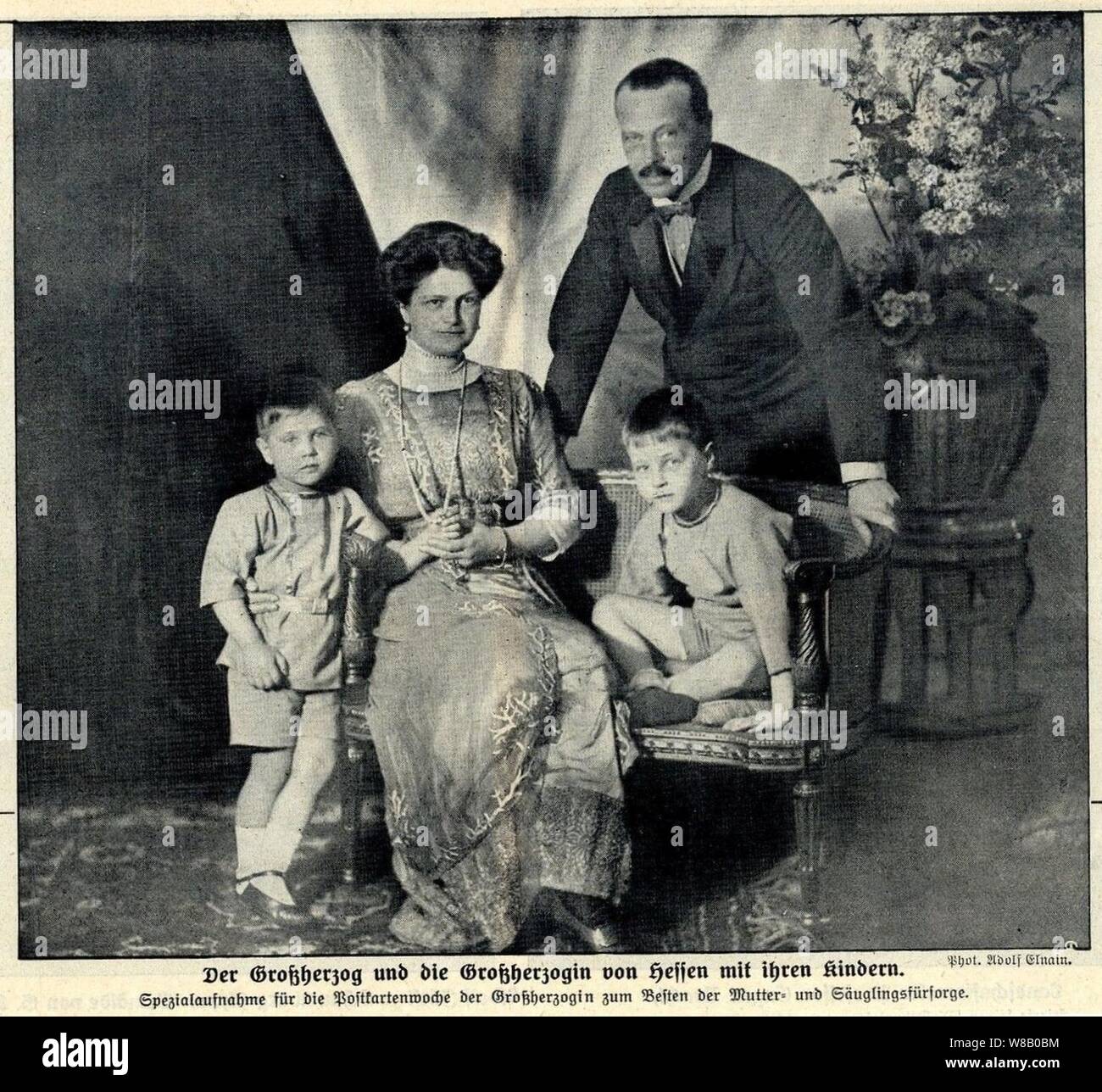 Der Großherzog und die Großherzogin von Hessen mit ihren Kindern, 1912. Foto Stock