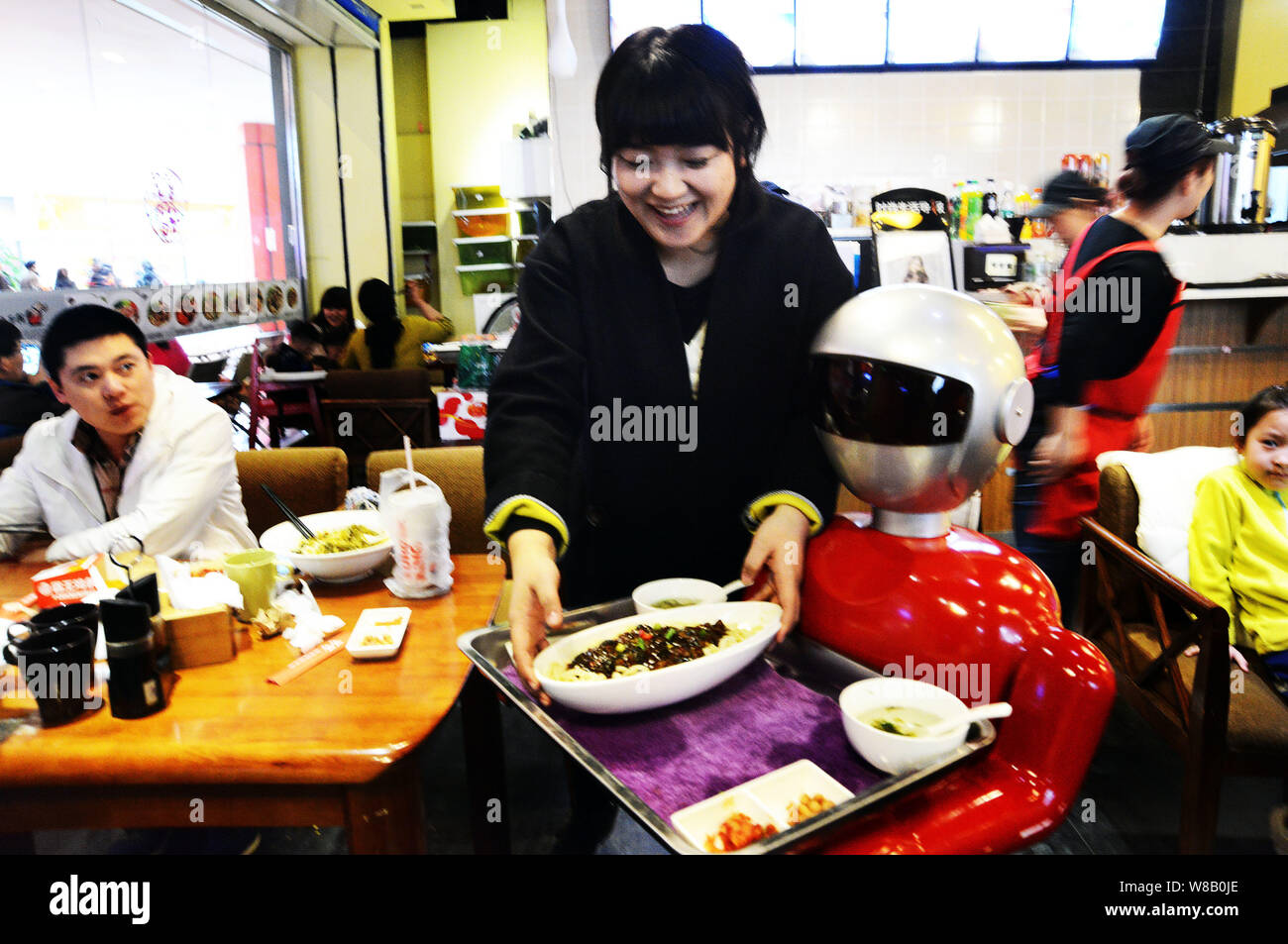--FILE -- Un robot intelligente serve i clienti in un ristorante a Shenyang City, a nord-est della Cina di provincia di Liaoning, 9 marzo 2016. Della Cina di robot industria i Foto Stock