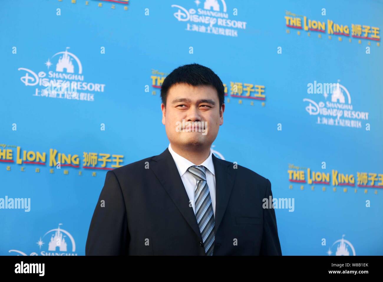 Pensionato cinese di pallacanestro Yao Ming pone alla premiere mondiale per la versione cinese del dramma musicale "Il Re Leone" a Shanghai la Disney Foto Stock