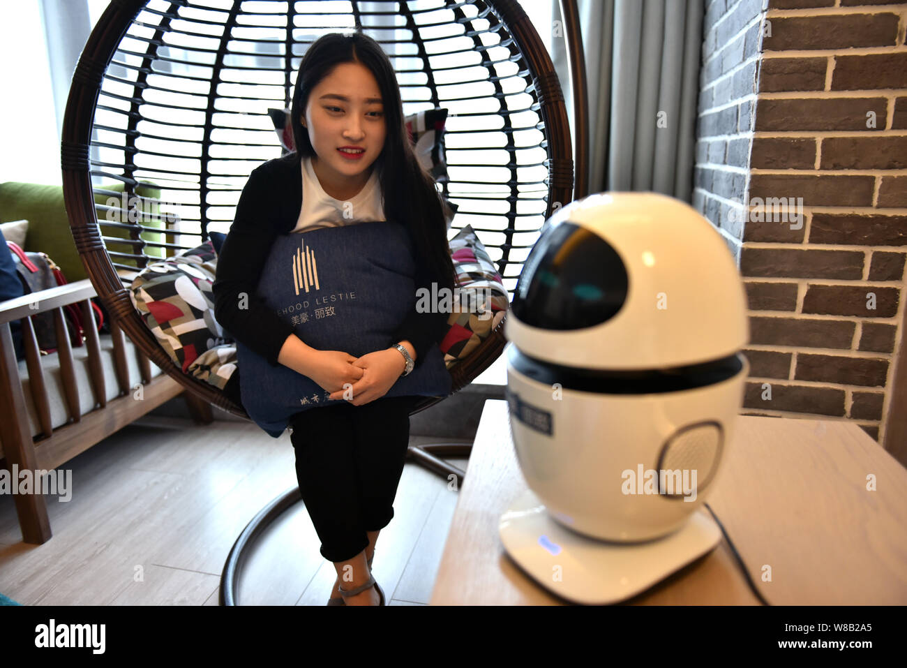 --FILE -- Un robot intelligente serve un cliente presso un hotel a Xi'an City, Cina nord-occidentale della provincia di Shaanxi, 10 maggio 2016. Della Cina di industria del robot è afflitto Foto Stock