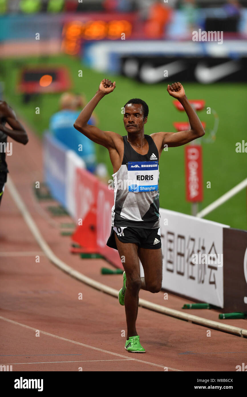 Edris Muktar di Etiopia festeggia dopo la vittoria degli uomini 5000m durante la IAAF Diamond League 2016 Shanghai in Cina a Shanghai, 14 maggio 2016. Mukt Foto Stock