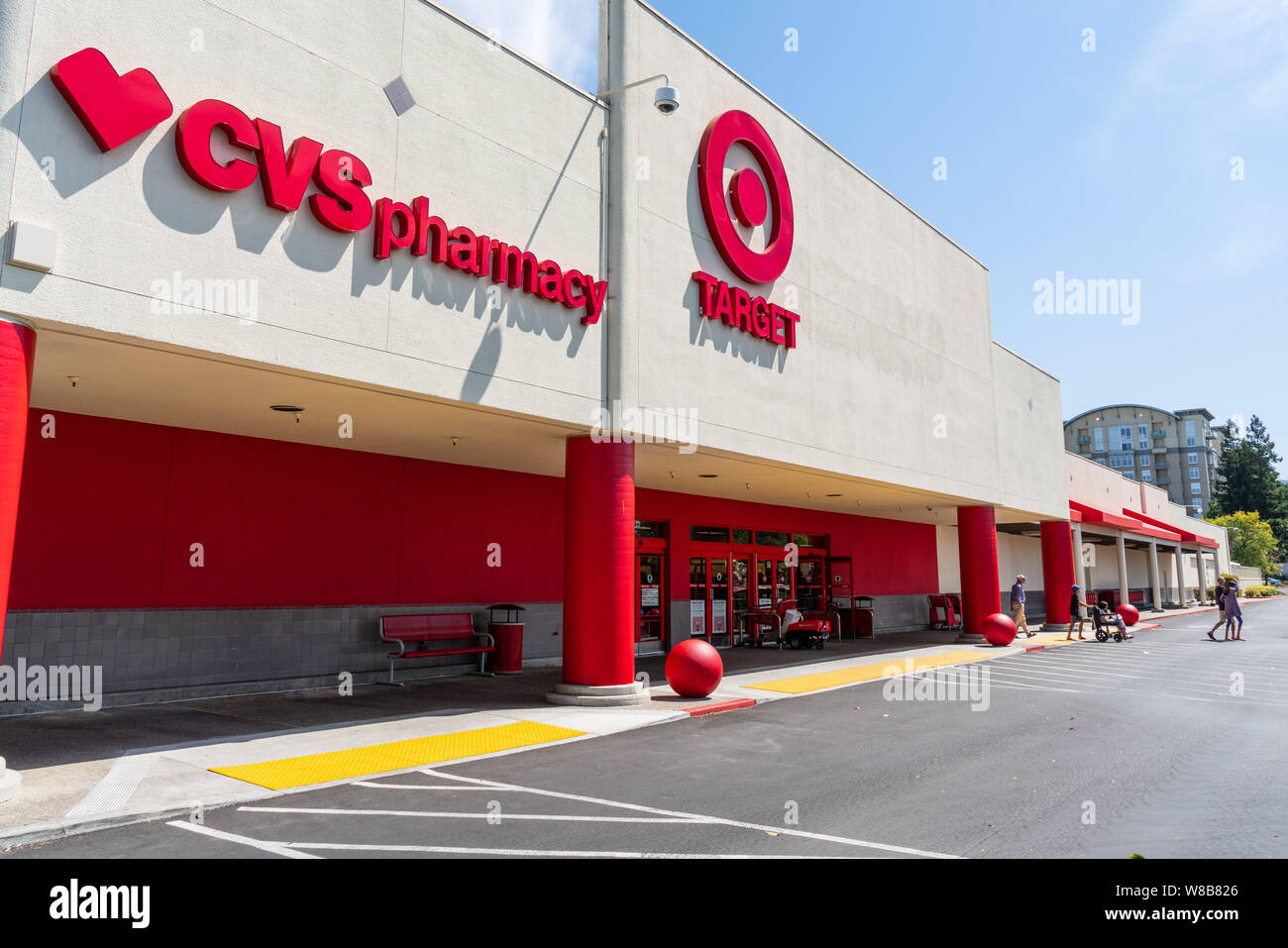 Luglio 30, 2018 Cupertino / CA / USA - Ingresso a uno dei negozi di destinazione situato nella parte sud di San Francisco Bay Area; farmacia CVS logo visualizzato alongsi Foto Stock