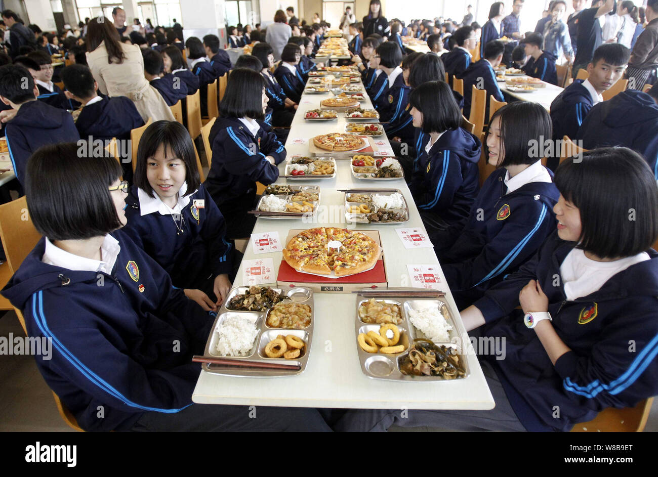 Laureandi gustare pizze in mensa in una scuola nella città di Zhengzhou, centrale cinese della provincia di Henan, 9 maggio 2016. Senior-anno Foto Stock