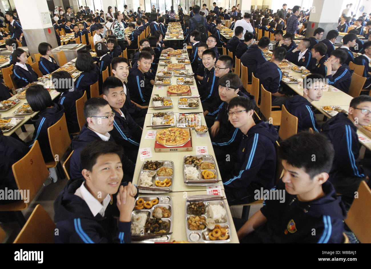 Laureandi gustare pizze in mensa in una scuola nella città di Zhengzhou, centrale cinese della provincia di Henan, 9 maggio 2016. Senior-anno Foto Stock
