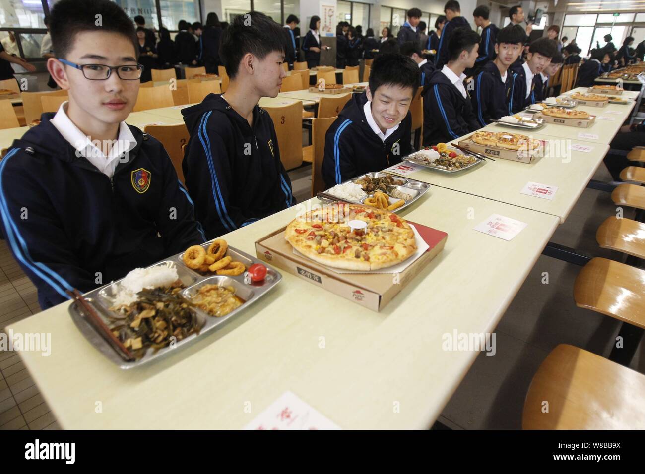 Laureandi gustare pizze in mensa in una scuola nella città di Zhengzhou, centrale cinese della provincia di Henan, 9 maggio 2016. Senior-anno Foto Stock