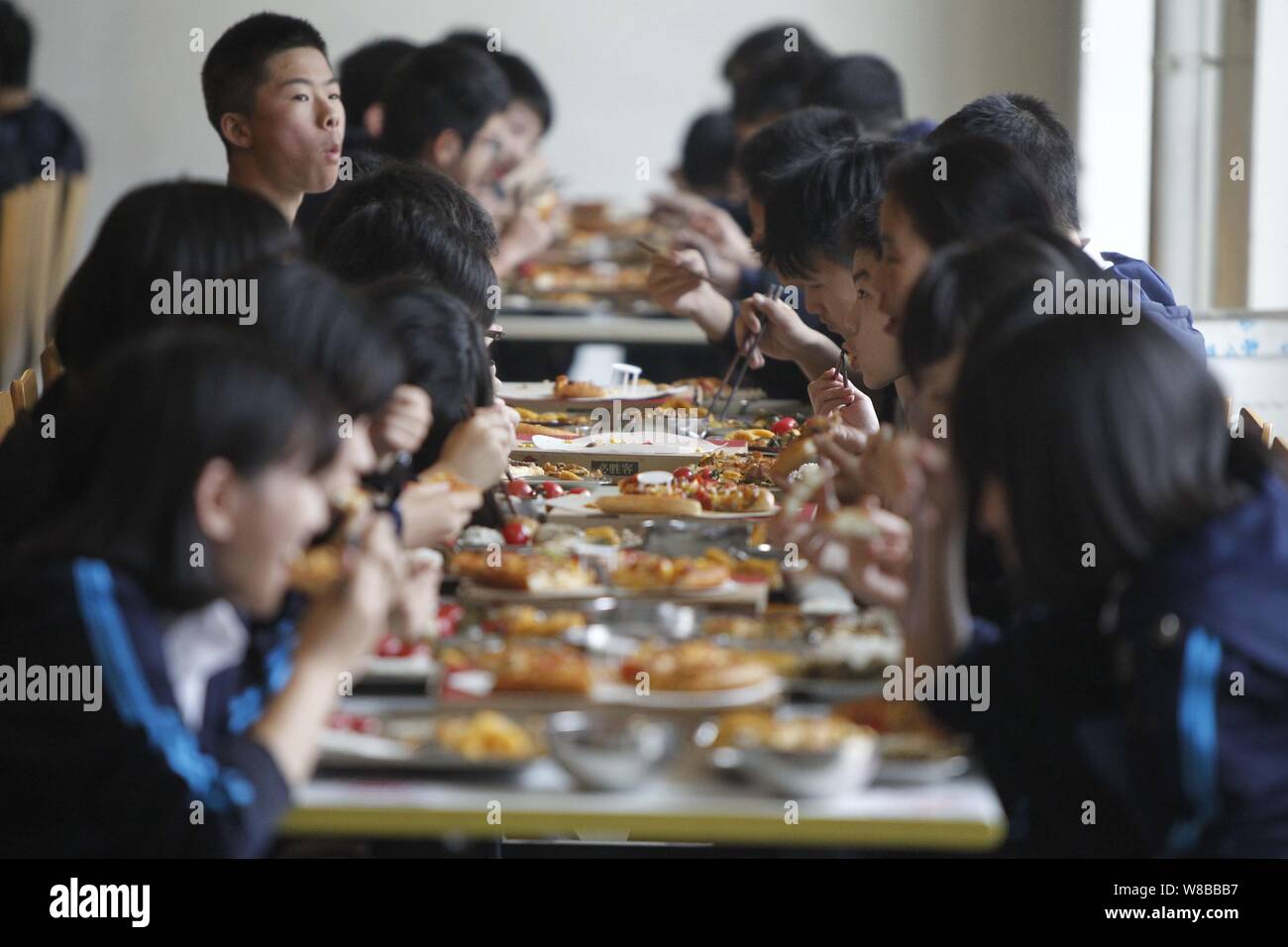 Laureandi gustare pizze in mensa in una scuola nella città di Zhengzhou, centrale cinese della provincia di Henan, 9 maggio 2016. Senior-anno Foto Stock