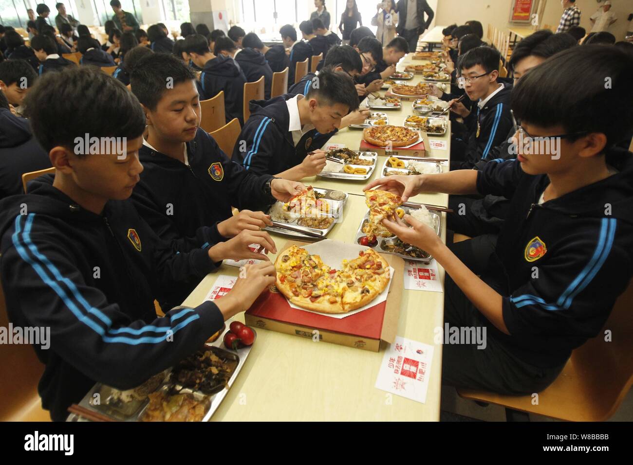 Laureandi gustare pizze in mensa in una scuola nella città di Zhengzhou, centrale cinese della provincia di Henan, 9 maggio 2016. Senior-anno Foto Stock