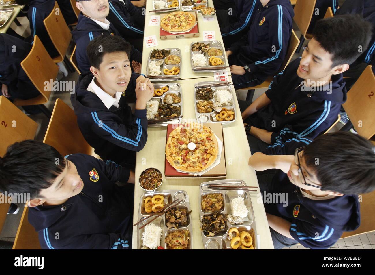 Laureandi gustare pizze in mensa in una scuola nella città di Zhengzhou, centrale cinese della provincia di Henan, 9 maggio 2016. Senior-anno Foto Stock