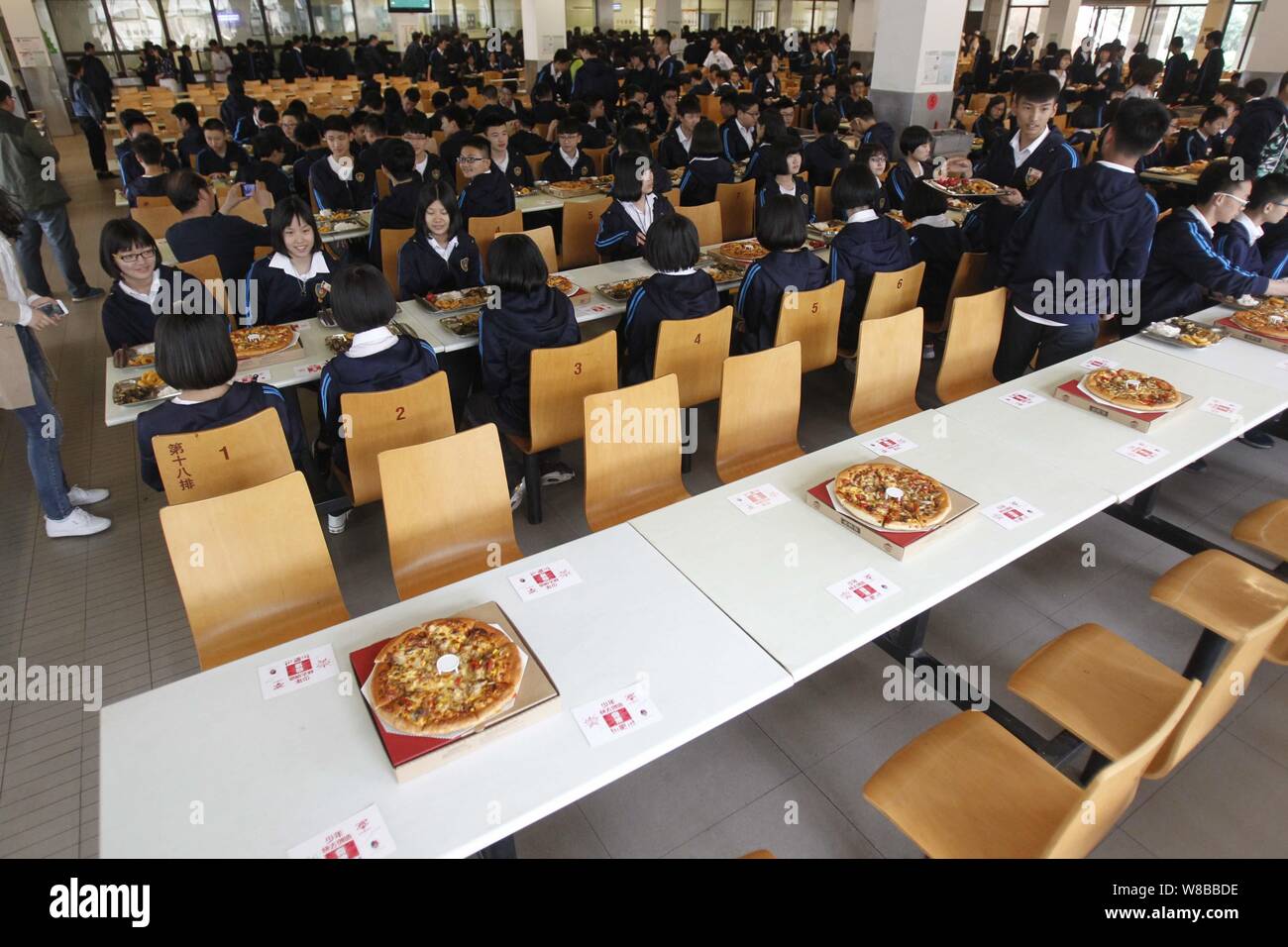 Laureandi gustare pizze in mensa in una scuola nella città di Zhengzhou, centrale cinese della provincia di Henan, 9 maggio 2016. Senior-anno Foto Stock