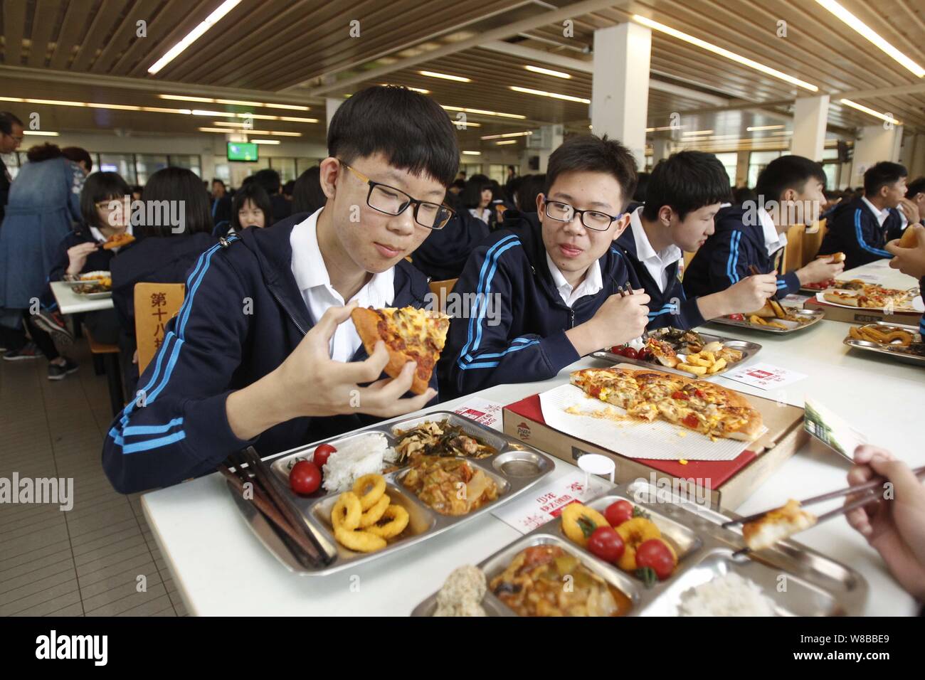 Laureandi gustare pizze in mensa in una scuola nella città di Zhengzhou, centrale cinese della provincia di Henan, 9 maggio 2016. Senior-anno Foto Stock